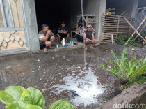 Fenomena Hujan Sabun Timbulkan Buih di Jalanan Kampung Tasikmalaya