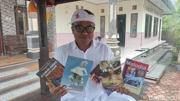I Made Sugianto bersama buku-buku terbitan Pustaka Ekspresi. (Foto: Ahmad Firizqi Irwan/detikBali)
