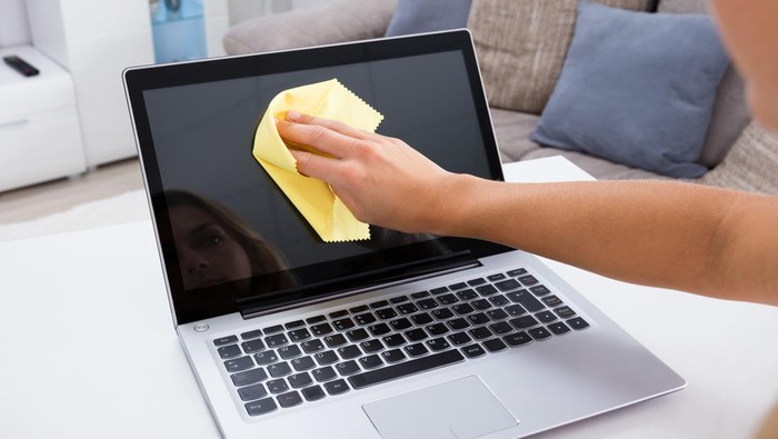 Ilustrasi membersihkan layar laptop