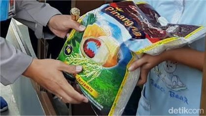 Ilustrasi polisi serahkan bantuan sembako untuk warga.