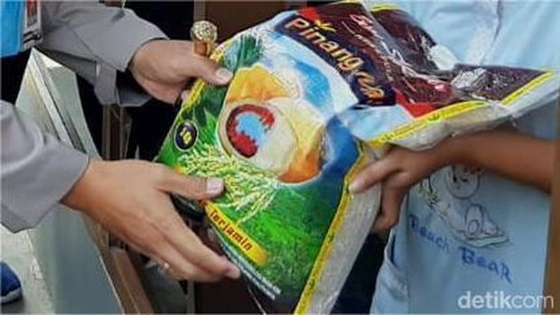 Ilustrasi polisi serahkan bantuan sembako untuk warga. Ilustrasi polisi serahkan bantuan sembako untuk warga.