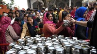 Para umat Hindu mencari berkah dari Dewa Siwa dan Maa Parvati serta memanjatkan doa dengan mengunjungi kuil. 