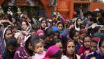 Festival Shivaratri, Umat Hindu India Antre Masuk Kuil untuk Sembahyang