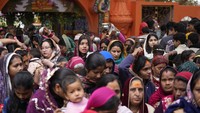 Umat Hindu mengantre untuk memasuki kuil guna melaksanakan sembahyang selama festival Shivaratri di Jammu, India, Rabu (26/2/2025).