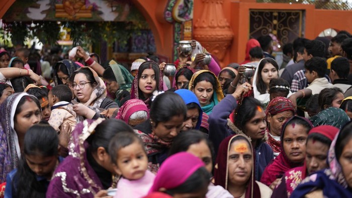 Hindu devotees wait in a queue to enter a temple to offer prayers during Shivaratri festival in Jammu, India, India, Wednesday, Feb.26, 2025. (AP Photo/Channi Anand)