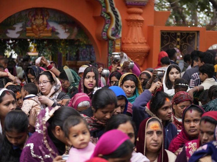 Festival Shivaratri, Umat Hindu India Antre Masuk Kuil untuk Sembahyang