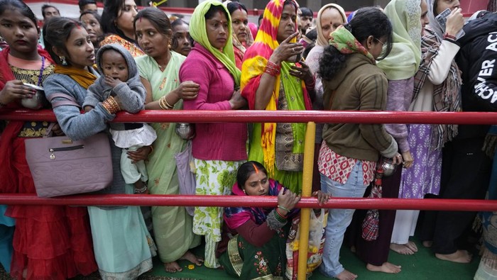 India Hindu Festival Photo Gallery Hindu devotees wait in a queue to enter a temple to offer prayers during Shivaratri festival in Jammu, India, India, Wednesday, Feb.26, 2025. (AP Photo/Channi Anand)