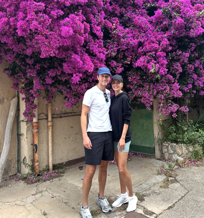 Sebelum menetap di Miami pada tahun 2021, Ivanka mengaku tidak memiliki rutinitas olahraga yang konsisten. Kesibukannya sebagai penasihat senior Gedung Putih membuatnya hanya sempat melakukan lari mingguan bersama Jared atau bermain dengan anak-anaknya. Namun, setelah pindah ke Miami, ia mulai serius membangun pola latihan yang lebih terstruktur. Foto: dok. Instagram @ivankatrump