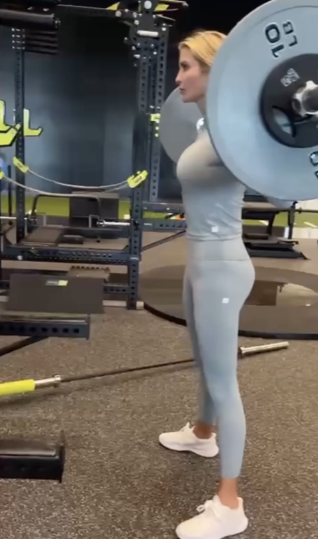 Ivanka mulai melakukan yoga dan Pilates secara konsisten ketika ia pindah ke Miami pada tahun 2021. Secara bertahap, Ivanka beralih ke latihan ketahanan dan beban dan melihat perbedaan besar dalam tubuhnya setelah ia menggabungkannya dengan protein. Foto: dok. Instagram @ivankatrump