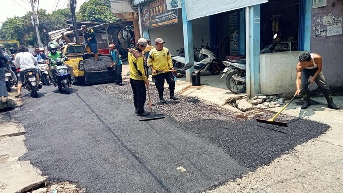 Jalan akses ke Stasiun Citayam, Depok rusak berlubang di sejumlah titik. Dinas PUPR Depok menambal jalan rusak berlubang tersebut dengan aspal. (dok PUPR Depok)