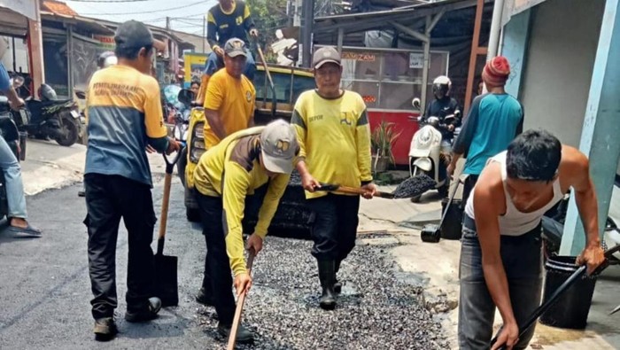 Jalan akses ke Stasiun Citayam, Depok rusak berlubang di sejumlah titik. Dinas PUPR Depok menambal jalan rusak berlubang tersebut dengan aspal. (dok PUPR Depok)