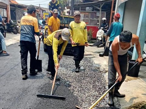 Jalan akses ke Stasiun Citayam, Depok rusak berlubang di sejumlah titik. Dinas PUPR Depok menambal jalan rusak berlubang tersebut dengan aspal. (dok PUPR Depok)