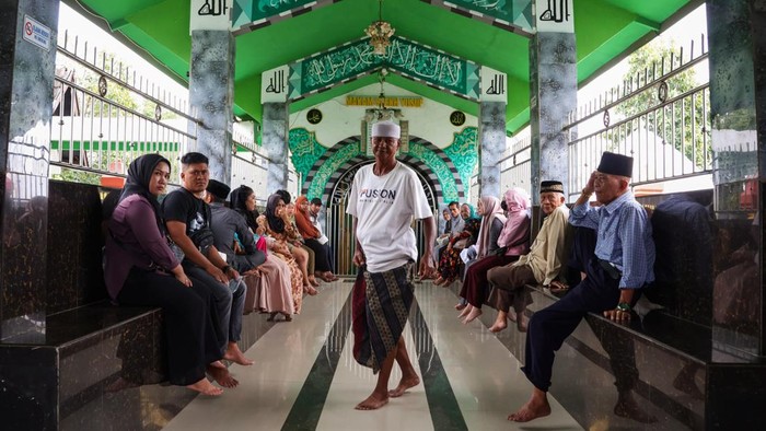 Peziarah berjalan di area Kompleks Makam Syekh Yusuf di Kelurahan Katangka, Kabupaten Gowa, Sulawesi Selatan, Kamis (27/2/2025). Kompleks makam yang merupakan cagar budaya tersebut dikunjungi ratusan warga dari berbagai daerah di Sulawesi Selatan untuk berziarah jelang memasuki bulan Ramadhan 1446 H. ANTARA FOTO/Arnas Padda/wpa.