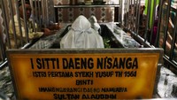 Warga berdoa di dekat makam istri Syekh Yusuf.