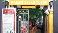 Kompleks makam yang merupakan cagar budaya tersebut dikunjungi ratusan peziarah dari berbagai daerah di Sulawesi Selatan.