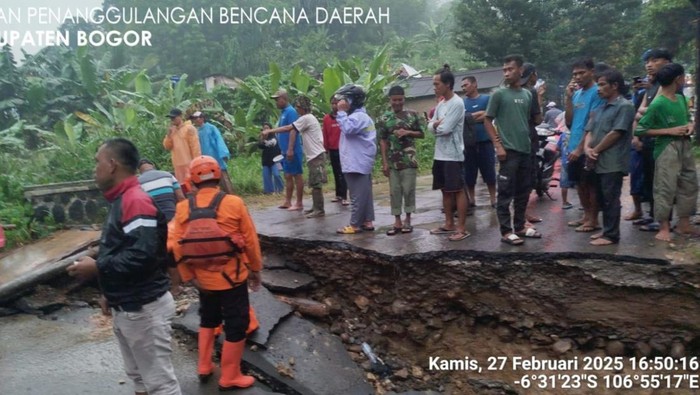 Jembatan ambruk di jalan utama antar kecamatan di Desa Tajur, Kecamatan Citereup, Kabupaten Bogor. (dok. BPBD Bogor)