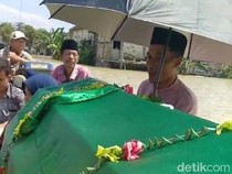 Video: Jenazah Bocah SD yang Tenggelam di Bojonegoro Dimakamkan Naik Perahu