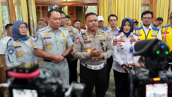 Kakorlantas Polri Irjen Agus Suryo Nugroho meninjau kawasan wisata Guci di Tegal. Kakorlantas mengungkap cara mengurai kepadatan saat arus mudik Lebaran 2025. (dok Korlantas Polri)