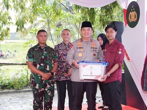 Irjen Iqbal Bagikan 2.250 Paket Sembako untuk Mahasiswa di Riau