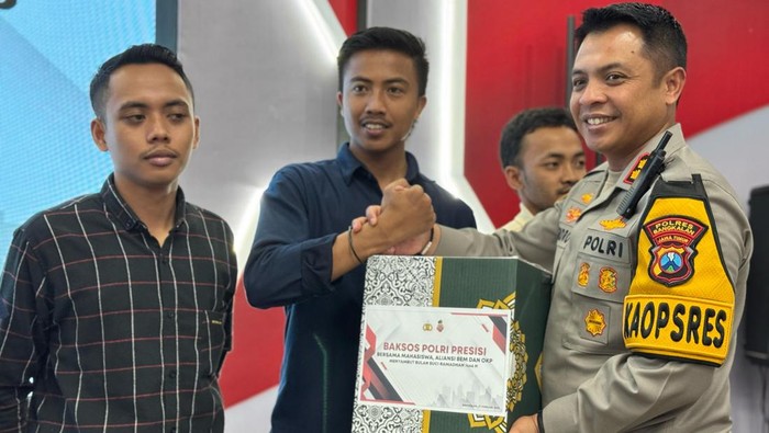 Kapolres Bangkalan gelar Baksos Polri Presisi ajak kerja sama mahasiswa salurkan bansos.