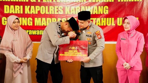 Kapolres Karawang AKBP Edwar Zulkarnain saat memberikan tanah wakaf