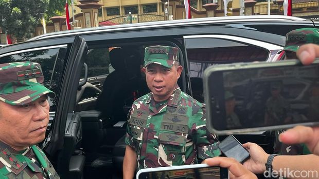 Kapolri Jenderal Listyo Sigit Prabowo dan Panglima TNI Jenderal Agus Subiyanto mengatakan anggota TNI-Polri akan dihukum jika terbukti terlibat insiden Tarakan. (Rumondang/detikcom)