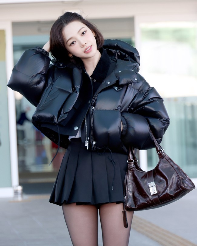Karina aespa viral menjadi perbincangan saat tiba di Bandara Internasional Incheon pada Rabu (26/2/2025) pagi. Visual grup KPop aespa itu tampil dengan rambut bondol untuk pertama kalinya. Foto: dok. Twitter @Prada