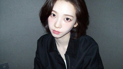 7 Foto Transformasi Karina aespa Tampil dengan Rambut Bondol di Bandara