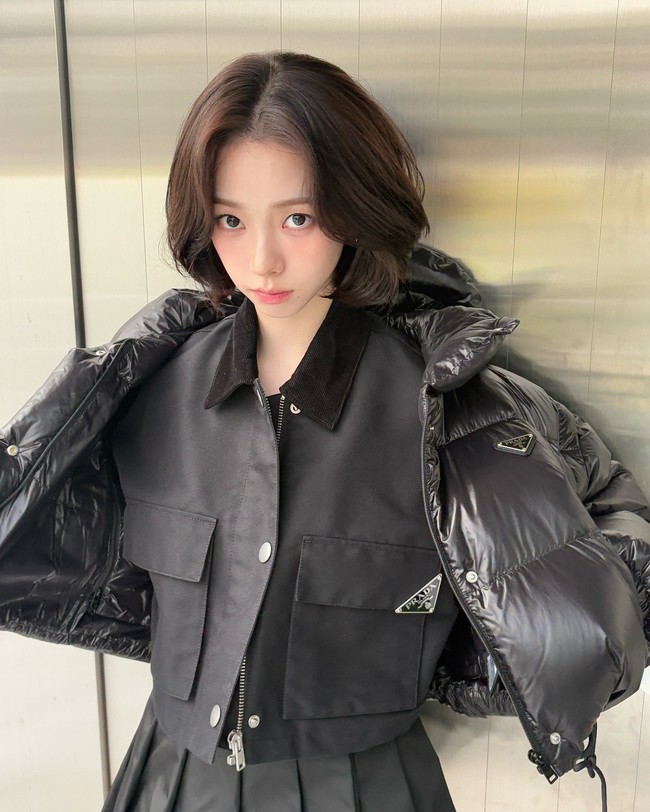 Unggahan fotonya sontak banjir pujian dari para penggemar. Sebelumnya MY hanya bisa membayangkan Karina aespa memiliki potongan rambut pendek lewat foto editan. Kecantikan idol yang disamakan dengan AI itu semakin terpancar. Foto: dok. Instagram @katarinabluu