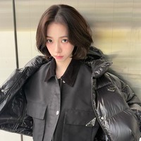 Unggahan fotonya sontak banjir pujian dari para penggemar. Sebelumnya MY hanya bisa membayangkan Karina aespa memiliki potongan rambut pendek lewat foto editan. Kecantikan idol yang disamakan dengan AI itu semakin terpancar. Foto: dok. Instagram @katarinabluu