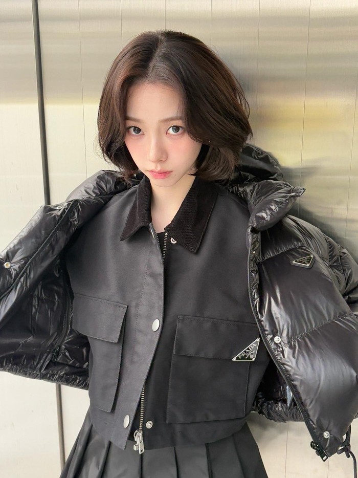 Karina aespa tampil dengan potongan rambut bondol Karina aespa tampil dengan potongan rambut bondol