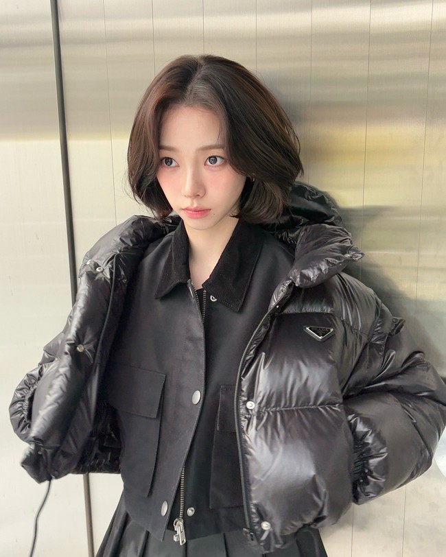 Kini Karina aespa memancarkan kecantikannya dengan potongan rambut di bawah telinga dan poni belah tengah. Tak sedikit penggemar yang awalnya mengira penampilan baru Karina hasil editan. Namun, dia juga membagikan penampilan barunya lewat unggahan Instagram. Foto: dok. Instagram @katarinabluu