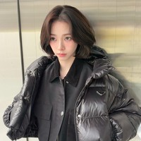 Kini Karina aespa memancarkan kecantikannya dengan potongan rambut di bawah telinga dan poni belah tengah. Tak sedikit penggemar yang awalnya mengira penampilan baru Karina hasil editan. Namun, dia juga membagikan penampilan barunya lewat unggahan Instagram. Foto: dok. Instagram @katarinabluu