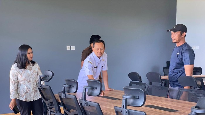 Kasubag Penyusunan Program Dispendik Banyuwangi, Muisman saat mengunjungi Rumah Pintar PT BSI.