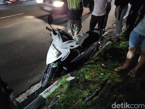 Kondisi motor Honda Vario dan mobil Toyota Yaris usai mengalami kecelakaan di Jalan Pemuda, Kecamatan Klaten Tengah, Klaten, Rabu (26/2/2025) malam.