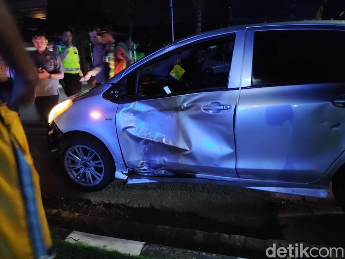 Kondisi motor Honda Vario dan mobil Toyota Yaris usai mengalami kecelakaan di Jalan Pemuda, Kecamatan Klaten Tengah, Klaten, Rabu (26/2/2025) malam.