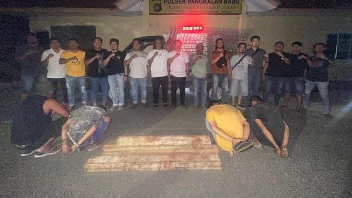 Keempatnya pelaku dan barang bukti.