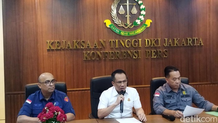 Kejaksaan Tinggi (Kejati) DKI Jakarta menetapkan mantan jaksa penutup umum (JPU) Kejaksaan Negeri Jakarta Barat (Kejari Jakbar), AZ, sebagai tersangka suap (Kurniawan F/detikcom)