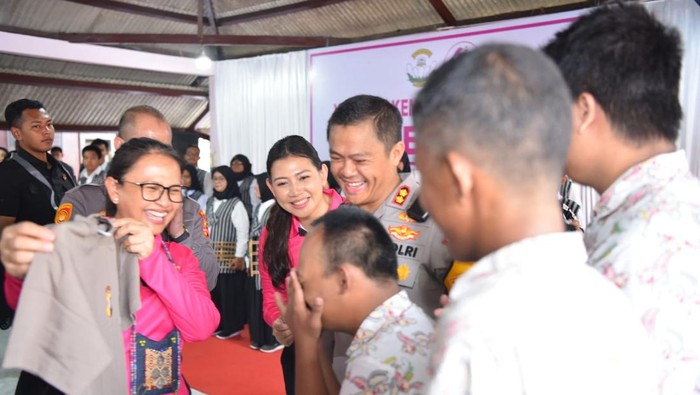 Ketum Bhayangkari Juliati Sigit Prabowo mengunjungi Sekolah Luar Biasa (SLB) Kemala Bhayangkari 2 Gresik, Jawa Timur