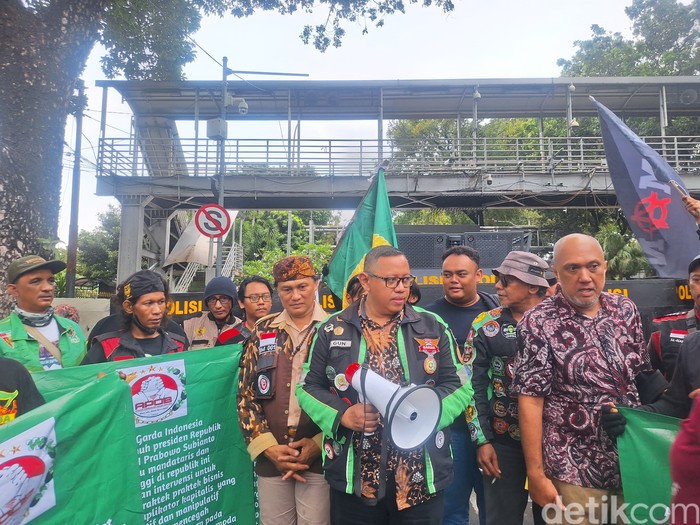 Ketum Garda Indonesia, Raden Igun Wicaksono, dan massa demonstran ojek online. (Brigitta Belia Permata Sari/detikcom)