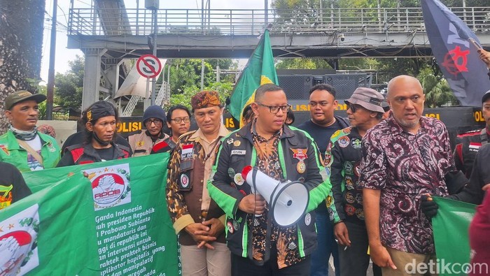 Ketum Garda Indonesia, Raden Igun Wicaksono, dan massa demonstran ojek online. (Brigitta Belia Permata Sari/detikcom)