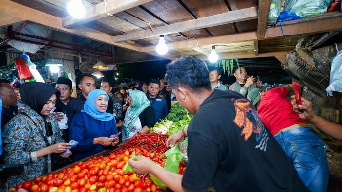 Khofifah saat meninjau bahan pokok di pasar