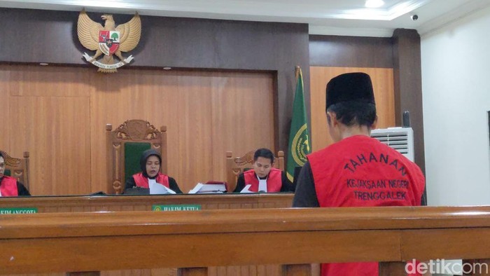 Terdakwa saat menjalani sidang putusan di PN Trenggalek