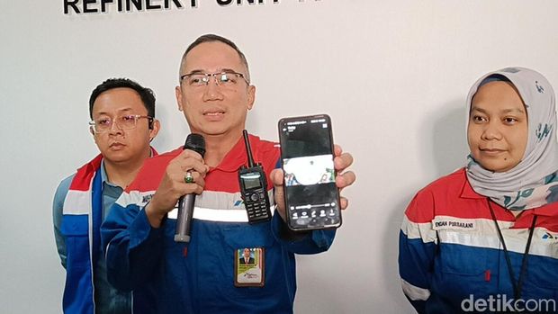 GM PT KPI RU IV Cilacap, Wahyu Sulistyo Wibowo menunjukkan gambaran kondisi tangki yang sudah padam, Kamis (27/2/2025).