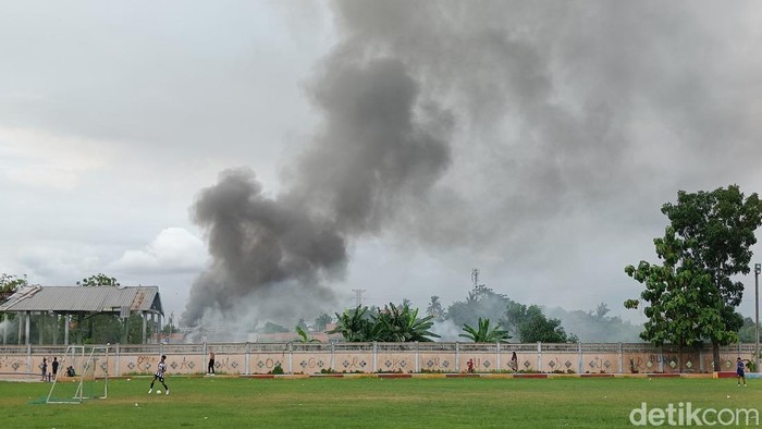 Kondisi kepulan asap yang berasal dari tangki 38T 101 kilang Pertamina Cilacap, Kamis (27/2/2025).
