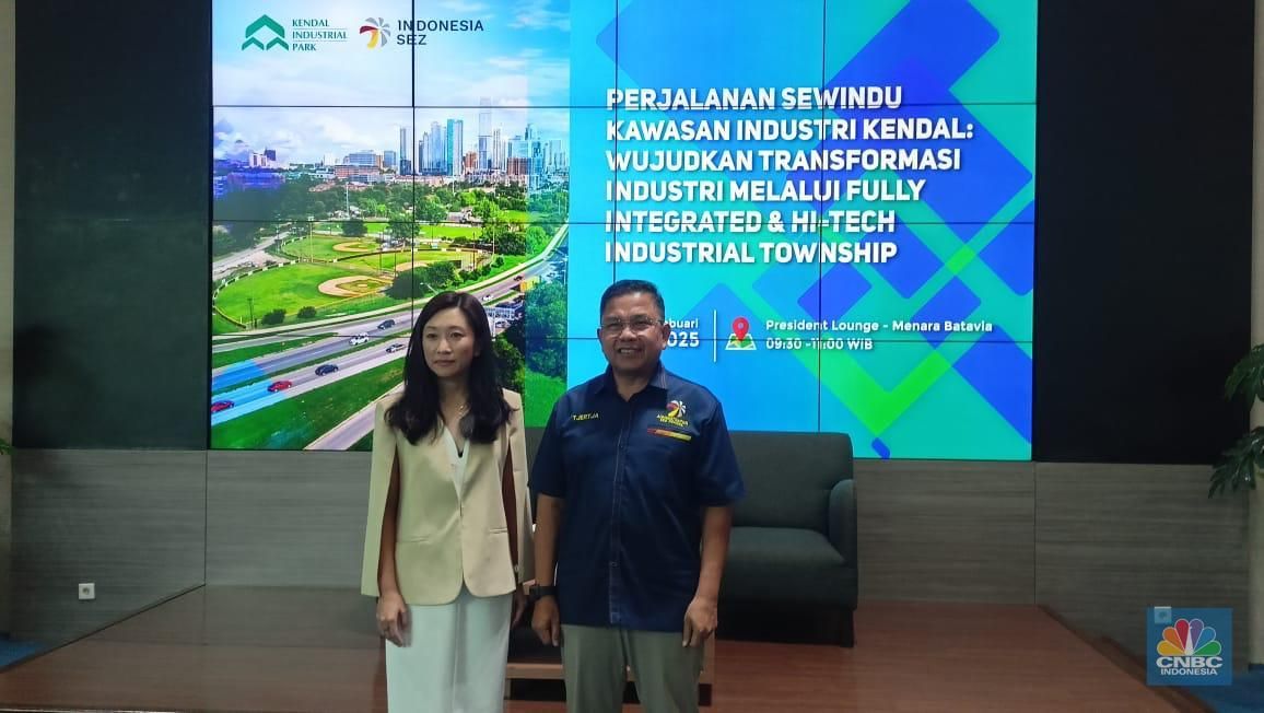 Kiri-kanan: Executive Director Kendal Industrial Park Juliani Kusumaningrum dan Kepala Administrator KEK Kendal Tjertja Karja Adil. (CNBC Indonesia/Ferry Sandi)