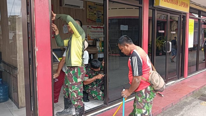 Kodam VI/Mulawarman menurunkan personel memperbaiki Mapolres Tarakan yang rusak.