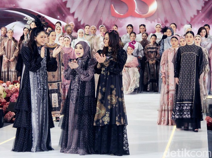 Artis-artis di acara fashion show Shella Saukia di Gandaria City, Rabu [26/2/2025].
