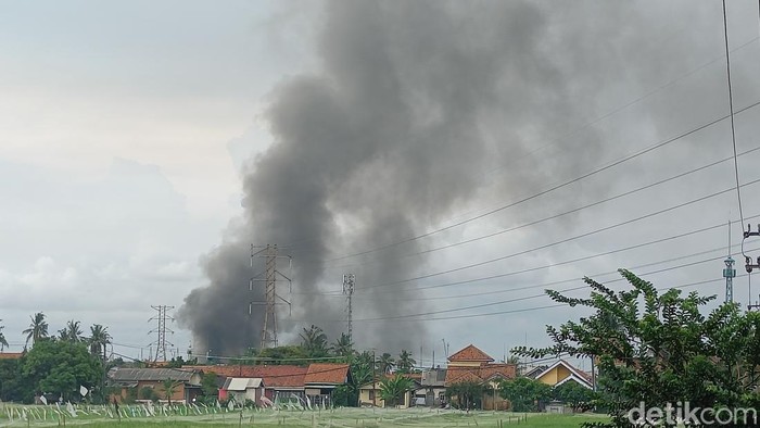 Kondisi asap membumbung tinggi yang dikabarkan berasal dari tangki kilang Pertamina Cilacap, Kamis (27/2/2025).
