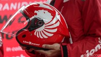 Atribut baru ini mencakup jaket dan helm yang dirancang khusus. Lion Parcel menggandeng Torch untuk desain jaket dan JPX untuk helm.